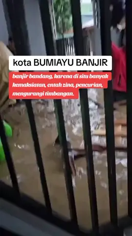 Berita terkini terbaru bencana alam hujan lebat banjir bandang #viralvideo #viraltiktok #viralyoutube #viralfacebook #FYP seluruh dunia nyata dunia maya dunia ghaib 🙏🙏🙏🙏🙏🙏 macam bencana dan penyebabnya / dosa yang berkaitan dengan bencana. sebenarnya kalau kita teliti semua orang tau, bencana bencana dan kaitan dosa dosa yang menimbulkan bencana. karena semua bencana telah terjadi di jaman nabi nabi dulu. 1. angin badai dan puting beliung, sebabnya di situ banyak orang yang melakukan riba. kalau puting beliungnya kecil maka ribanya juga masih skala kecil. 2. banjir bandang, karena di situ banyak kemaksiatan, entah zina, pencurian, mengurangi timbangan.  3. gunung meletus karena banyaknya semua kemaksiatan apa saja, khususnya menyekutukan Allah. 4. gempa bumi, karena banyak kemaksiatan syirik, pesugihan, perdukunan ilmu hitam. 5. tanah terbelah atau tanah memakan apa saja/eksavasi, karena banyak hubungan perzinahan dan hubungan lelaki dengan lelaki, wanita dengan wanita.  6. hama tikus, karena banyaknya perzinahan antar saudara. 7. hama belalang dan ulat, karena banyak riba dan perjudian. 8. tsunami, karena banyak pemerintah yang dzalim, dan banyak orang berbuat kerusakan berkedok agama.