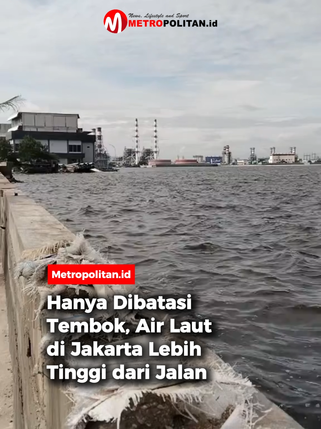 Fenomena unik sekaligus mengkhawatirkan terjadi di kawasan Jakarta Utara.  Permukaan air laut kini tampak lebih tinggi dari jalan di sekitarnya, hanya dipisahkan oleh tembok pembatas. Kondisi ini menunjukkan betapa rentannya wilayah pesisir terhadap kenaikan permukaan air laut.  Jika tanggul tidak cukup kuat, air bisa meluap ke jalan kapan saja, terutama saat pasang tinggi. 🎥: TikTok/andi38911 #metropolitanid #bacametropolitan #airlaut #jakartautara #permukaanjalan #airlautmeluap