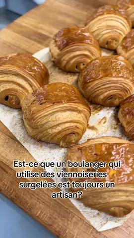 Aujourd’hui débat. Est-ce qu’un boulanger qui utilise des viennoiseries surgelées est encore un artisan ou non. Certains disent que seul le fait main compte. D’autres disent que la réalité du travail, du personnel et des coûts oblige à s’adapter. Je veux votre avis. Vous regardez la méthode ou juste le goût. Vous achetez quoi vous. La tradition ou le résultat final. #boulangerie #viennoiseries #artisanat #debat #croissant   