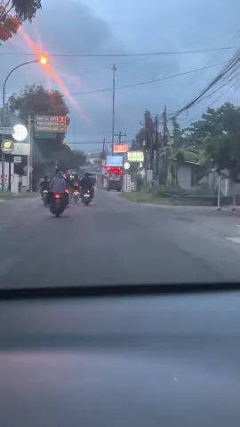 assalamualaikum, izin dapat laporan dari orang bahwa pada hari Minggu 9 november kemarin sore pukul setengah 6 di daerah bantul di perempatan manding ada sekelompok pemuda mengendarai motor ada yang tidak pakai helm dan menerobos lampu merah nekat, mereka ini tak segan2 memberhentikan pengendara lain yang sedang melaju lampu hijau agar pemuda ini lewat bebas menerobos. bikin geram pengendara lain dan membahayakan pengendara lain🙏🏻🙏🏻 #infobantul #bantul #bantul24jam #viral 
