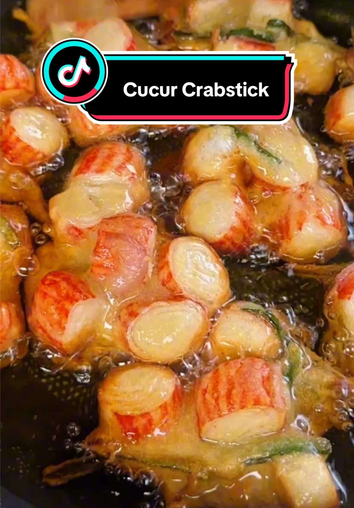 Makan petang paling laku kat rumah ni cucur crabstick 😋 Bahan bahan: 2 cawan tepung gandum, 1 kiub bilis/serbuk ikan bilis, 1 biji bawang merah, daun kucai, crabstick, air sejuk secukupnya (peti ais/coway/cuckoo).