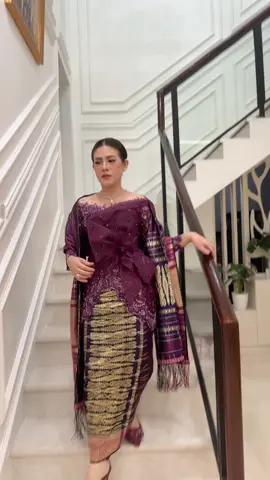 Warna brokat burgundy dengan songket Tumtuman tenun Ikat bember by venov songket #venov songket #boru batak #promomakan1111 #songket #batakviral #venovsongket #fyp 