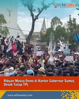 InfraSumut.com - Ribuan massa menggelar aksi unjuk rasa di depan Kantor Gubernur Sumatera Utara, Jalan Pangeran Diponegoro, Kota Medan, Senin (10/11/2025). Ribuan massa dari Sekretariat Bersama (Sekber) Gerakan Oikumenis untuk Keadilan Ekologis di Sumatera Utara itu, mendesak PT Toba Pulp Lestari (TPL) ditutup. Tidak hanya itu, mereka juga mendesak pemerintah mengusir TPL dari Tanah Batak. Massa dari berbagai gelombang, mulai berdatangan ke depan Kantor Gubernur Sumut, sekitar pukul 10.30 WIB. Gelombang pertama ribuan massa terdiri dari pendeta, rohaniawan Katolik dan jemaat gereja dari sejumlah denominasi gereja datang dari arah Gereja HKBP Uskup Agung. Kemudian gelombang kedua, ribuan massa datang dari Jalan Cut Meutia. Mereka sebelumnya berkumpul dari Lapangan Merdeka. Gelombang ketiga sejumlah masyarakat juga datang dari arah Jalan Cut Meutia, dan gelombang keempat ratusan mahasiswa dari Universitas HKBP Nommensen (UHN). Sejumlah aliansi mahasiswa dan pemuda juga tampak dalam aksi, di antaranya PMKRI, GAMKI, dan GMNI. Mereka semua membaur di depan Kantor Gubernur Sumut dan menyampaikan desakan tutup TPL. Sebagian massa juga datang dari Tapanuli Selatan. Satu per satu seruan disampaikan, di antaranya disebutkan TPL telah merusak lingkungan kawasan Danau Toba, merampas tanah masyarakat dan menindas masyarakat. Mereka mendesak Gubernur Sumut Bobby Nasution turun menemui massa. Hingga berita ini diturunkan, massa masih melakukan unjuk rasa.  Berita selengkapnya baca di InfraSumut.com #tpl #desaktutuptpl #tutuptpl #sekberoikumenis #kantorgubernursumut