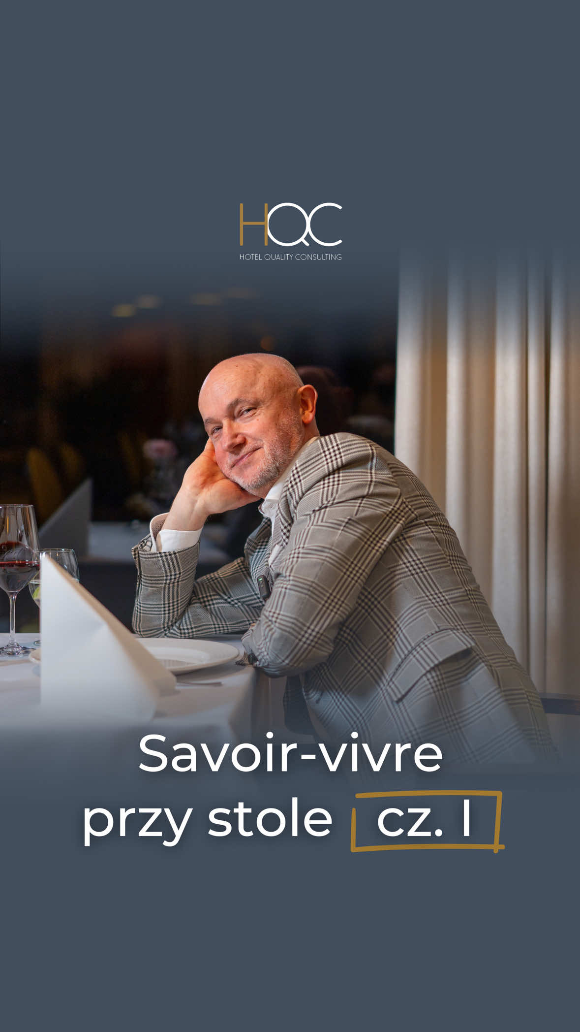 Nie wiesz, co zrobić z rękami, gdy siadasz do stołu? 🤔  ❌ To bardzo częsty problem - dłonie wędrują zbyt daleko, łokcie lądują na blacie, a sylwetka staje się przygarbiona. Efekt? Zamiast elegancji - chaos i brak pewności siebie.  ✅ Jak to poprawić? Usiądź prosto, łokcie trzymaj przy sobie, a dłonie oprzyj delikatnie na środku lub z boku stołu. To drobny gest, który zmienia wszystko - Twoją postawę, prezencję i sposób, w jaki jesteś postrzegany.  Bo savoir-vivre przy stole zaczyna się… od postawy 👌  👉 Śledź mój profil - już niedługo kolejne wskazówki dotyczące właściwego zachowania przy stole w restauracji. #savoirvivre #hotel #restauracja #hotelarstwo #gościnność 