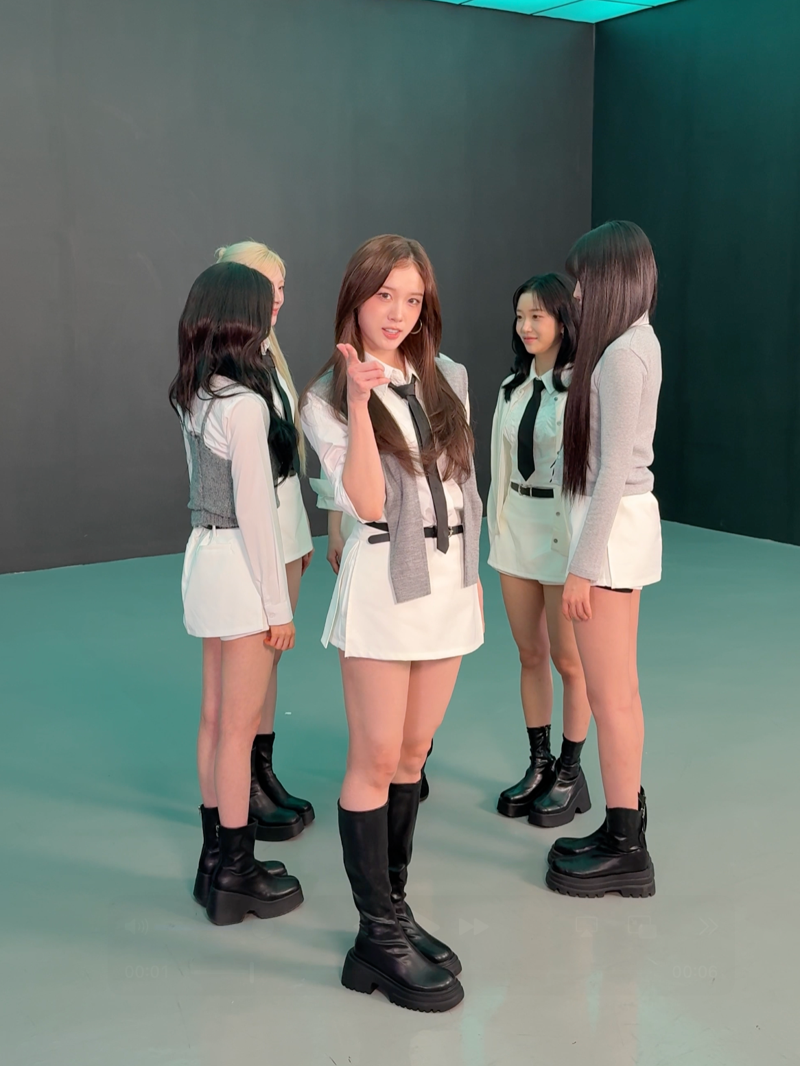 Penguin hug 🐧🫂 #STAYC #스테이씨 #STAYC_5th_Anniversary #HAPPY_STAYC_DAY