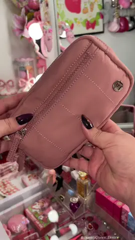 Small crossbody bag. #packmybag #whatsinmybag #packmypurse #whatsinmypurse 