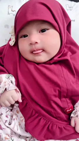 MasyaAllah,saliha pakai Jenna set hijab 😍  Cantik banget ya bun,saliha juga nyaman 🤗 Bismillah ya bun,membiasakan saliha berhijab sejak dini  #gamisumrohanak #gamiscantik #gamislebaran #gamisanak 