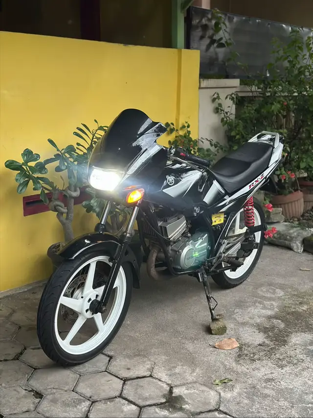 Rxz 1996  - Surat lengkap  - Pajak tertip - Nopol AD  - Mesin sehat - Blok ori Y3 os75 no OB - Pengapian full ori - Karbu original 55k - Body upgrade catalyzer - Kelistrikan DC on semua - Panel nyala semua - Lampu Led  - Ban tebal semua - Velg original vixion - Shock belakang YSS - Knalpot std racing garing Overall tinggal pakai saja No PR.  Jual murah saja 20jt . Minat langsung Hubungi 0813-3488-4588 Lokasi Sukoharjo jawa tengah #promomakan1111  #rxzcatalyzer  #rxzstilltheboss  #fyp 