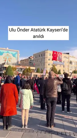 Ulu Önder Mustafa Kemal Atatürk’ün vefatının 87’nci yılında, Kayseri’de 09.05’te hayat durdu. Yüzlerce vatandaşın katıldığı tören anında aracından inen vatandaşlar saygı duruşu ve İstiklal Marşı’na eşlik ederek Atamızı selamladı. #10kasım #kayseri #türkiye #mustafakemalatatürk♥️ 