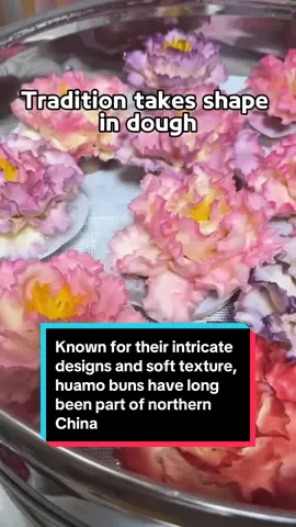 کوردی/عربي/English کێکی هوامو بەهۆی دیزاینە ئاڵۆزەکانی و پێکهاتەی نەرمەوە بەناوبانگە، و لە مێژە بەشێک بووە لە نەریتی چێشتلێنان لە باکووری چین. ‏‎ــــــــ ـــــــــ ـــــــــ ـــــــــ ـــــــ تشتهر كعكات هوامو بتصميماتها المعقدة وملمسها الناعم، وكانت منذ فترة طويلة جزءًا من التقاليد الطهوية الصينية الشمالية. ـــــــ ـــــــــ ـــــــــ ـــــــــ ـــــــ Known for their intricate designs and soft texture, huamo buns have long been part of northern Chinese culinary traditions. #food #china #chineseculture #chinabeauty #peony #flower 