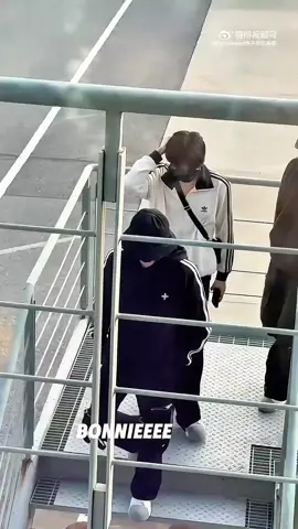 ถึงเซี่ยงไฮ้แล้วครัช... ซิงกับเจียงต้องเตรียมตัวไปไลฟ์เย็นนี้แล้ววว... 🤣 #eliothuang #kipukaqiu #oceanjiang #seekyli #desire4 