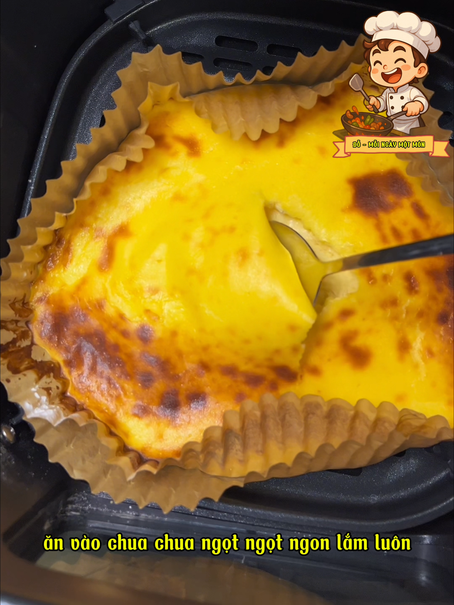 Làm bánh sữa chua kiểu này siêu nhanh mà thành phẩm mềm mịn, thơm béo vừa phải. Dùng nồi chiên không dầu thôi là có bánh ngon như ngoài tiệm rồi đó 😄 #ĐỗMỗiNgàyMộtMón #BánhSữaChuaNướng #NồiChiênKhôngDầu