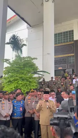 Hari ini kami turun ke jalan bersama membela hak rakyat. 💪 Di provinsi ini, ada kabar dana sebesar Rp 5,1 triliun yang “mengendap” di Bank Kalsel — masyarakat menuntut transparansi, pemeriksaan tuntas, dan akuntabilitas bagi uang publik! 💬 Kami bukan hanya menuntut jawaban: kami menuntut keadilan. Karena uang rakyat bukan untuk disimpan diam-diam — uang rakyat untuk rakyat! #Kalsel #Transparansi #KeuanganDaerah #DemoRakyat”