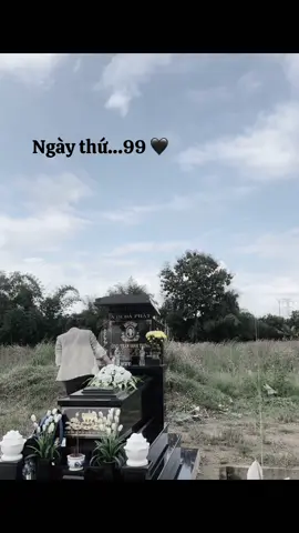 Ngày thứ 99...  Anh thương nhớ … 1/8/2025 A xách Vali đi công tác như mọi lần… 7:00 3/8 E nhận được điện thoại bay ra Hà Nội.Cái ngày dài lê thê…Cái ngày em khóc k còn nước mắt, nhưng e đặt hết niềm tin,hi vọng,e nguyện đổi hết những Phước phần còn lại của đời em chỉ mong rằng thực tại đưa a về với em… 1:25P 4/8 A ngưng tim.Bs đuổi em ra ngoài để can thiệp . 02:03P Bác sĩ gọi e vào kí giấy báo tử.. Thế giới như sụp đổ trong em.. 2 Tiếng đồng hồ ngồi cạnh a.E k thể rơi đc 1 giọt nước mắt nào..Mọi thứ nó cứ mơ hồ đến khó chấp nhận Đến giờ phút này..3 tháng qua đi e vẫn chưa thể chấp nhận rằng E đã mất Chồng của em thật rồi. Cuộc đời từ nay về sau, em biết 1 điều rằng E còn thở tới giây phút nào thì em luôn khắc ghi giây phút đêm hôm ấy, E loay hoay một mình không biết phải chấp nhận sự thật ấy ntn,Cầm điện thoại trên tay E không biết nói với bố mẹ làm sao, Em bình tĩnh như một người bị tâm thần lang thang trong bệnh viện, đi tới đi lui r đc ngồi lại nắm tay anh trong những phút giây cuối cùng,Em lặng đi k biết bản thân đi đâu về đâu vì trc mắt E chỉ thấy một màu đen tối, xám xịt. Hơn 1 thập kỉ a sống vì đam mê, hơn 1 thập kỉ a làm việc và cống hiến cho nghề bằng cả trái tim và tâm huyết, Cái dáng vẻ trầm ngâm, lạnh lùng, ít nói ấy còn nhiều ước mơ, hoài bão và khao khát được sống, được cống hiến lắm mà anh lại bỏ ngỏ, làm sao để em và những người yêu quý A có thể chấp nhận được việc này...? Anh...Chồng của em, đã sống 1 cuộc đời ý nghĩa được mọi người yêu mến, sống trọn với đam mê,Sống đạo đức và đầy nhiệt huyết...  6 Năm yêu, 2 Năm cưới.Dù a chẳng nói nhiều, nhưng vẫn lo cho e từ việc nhỏ nhất...Chặng đường tiếp theo em phải cố gắng thế nào đây ạ ?  Ngày E đặt chân lên bảo hiểm làm chế độ, cuốn sổ mang tên ANH...Cầm cuốn sổ trên tay, cầm tờ giấy khai thân nhân trên tay, em ôm tất cả vào lòng...tim em như ngừng đập, tay chân run rẩy..E cứ nghĩ rằng em mạnh mẽ, em cứ nghĩ rằng em bình tâm...Nhưng cái vỏ bọc cũng chẳng thể giấu nổi khi nhân viên hỏi đi hỏi lại rằng, Sao anh nhà mất vậy chị...Mọi thứ khựng lại..Bao nhiêu cay đắng tủi hờn làm e bật khóc như 1 đứa trẻ giữa cả căn phòng...Em im lặng rồi lắp bắp k thành lời,nấc lên rồi ngồi thụp xuống.Cái nỗi đau này, sao nó lại đến với em, với gia đình mình vậy a ạ ?  Anh này, dù có giận hờn hay cãi vã như thế nào nhưng sự yêu thương đối với Anh luôn là trân trọng, tử tế, không giả dối, không quay lưng,luôn trọn vẹn.  Thế nên, Xin Anh đừng bao giờ quên E, chỉ một mình E thôi, Anh nhé! Hôm qua nhớ Anh. Hôm nay nhớ Anh. Ngày mai, ngày kia, ngày kìa… vẫn nhớ và thương Anh vô hạn. Gần 9 Năm bên Anh,Em đã rất hạnh phúc, không hối hận, Anh à ! #Emnhoanh #Trandinhthinh 💔