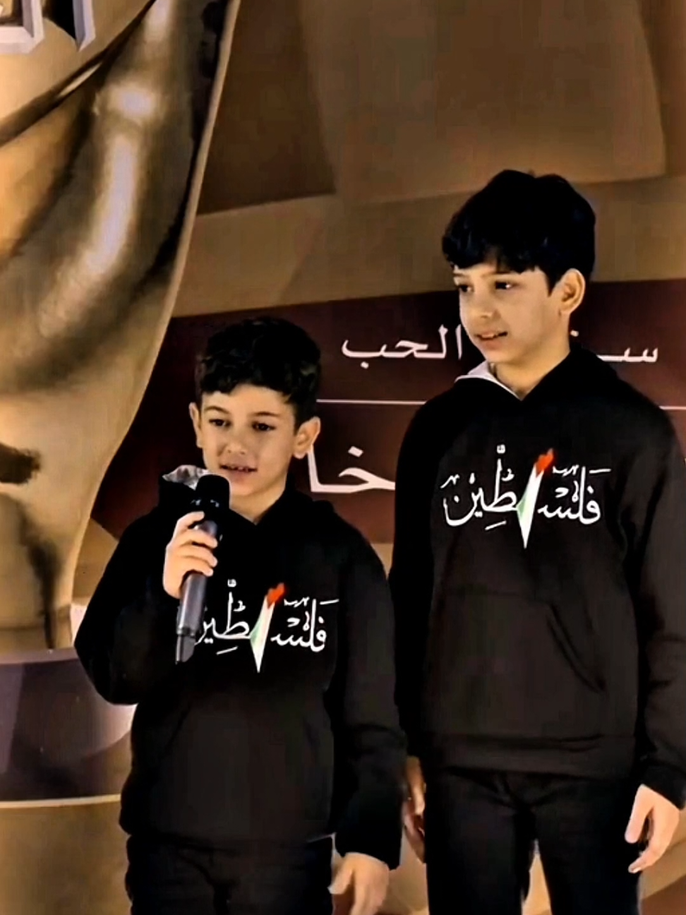 أخاك من غزة🇵🇸✌🏻 #غزة_العزة🇵🇸 #أطفال_غزة #غزة_فلسطين #اللهم_صلي_على_نبينا_محمد 