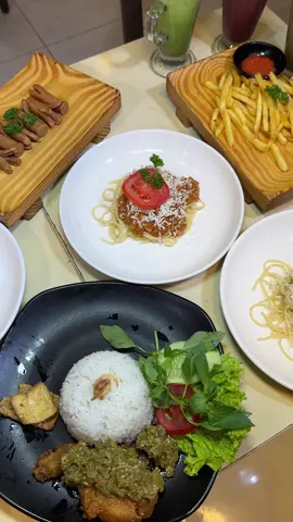 Ayam penyet dan spaghetti enak gak sampai 10 ribu… #fyp #fypage #diskon #ayampenyet #spaghetti #makananena #makananmurah #makananviral #makananmedan #medankuliner #medantalk #medanhits #instafood #foodgram #trending #Foodie #infomedan #kulinermedan #kulinerviral #kulinernusantara #kulinerindonesia #viral #viralvideo #viraltiktok 