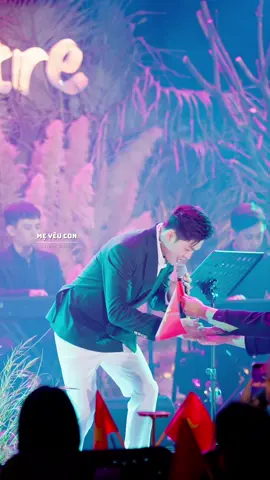 Nam Giang được khán giả tặng lá cờ Việt Nam khi đang hát bài Mẹ Yêu Con. Xúc động vô cùng ạ ❤️ #meyeucon #namgiangdihat #casinamgiang #xuhuong 