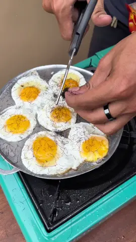 “Keep it simple. Keep it delicious. Six eggs.”  #lempardadu