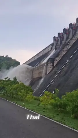 ထိုင်း။ရေကာတာကြီးရေတွေစလွတ်နေပါပြီ တချို့နေရာတွေလဲ.ရေတွေကြီးနေပြီးအားလုံးဘေးကင်းကြပါစေ🙏#thailand🇹🇭 #water #sad 