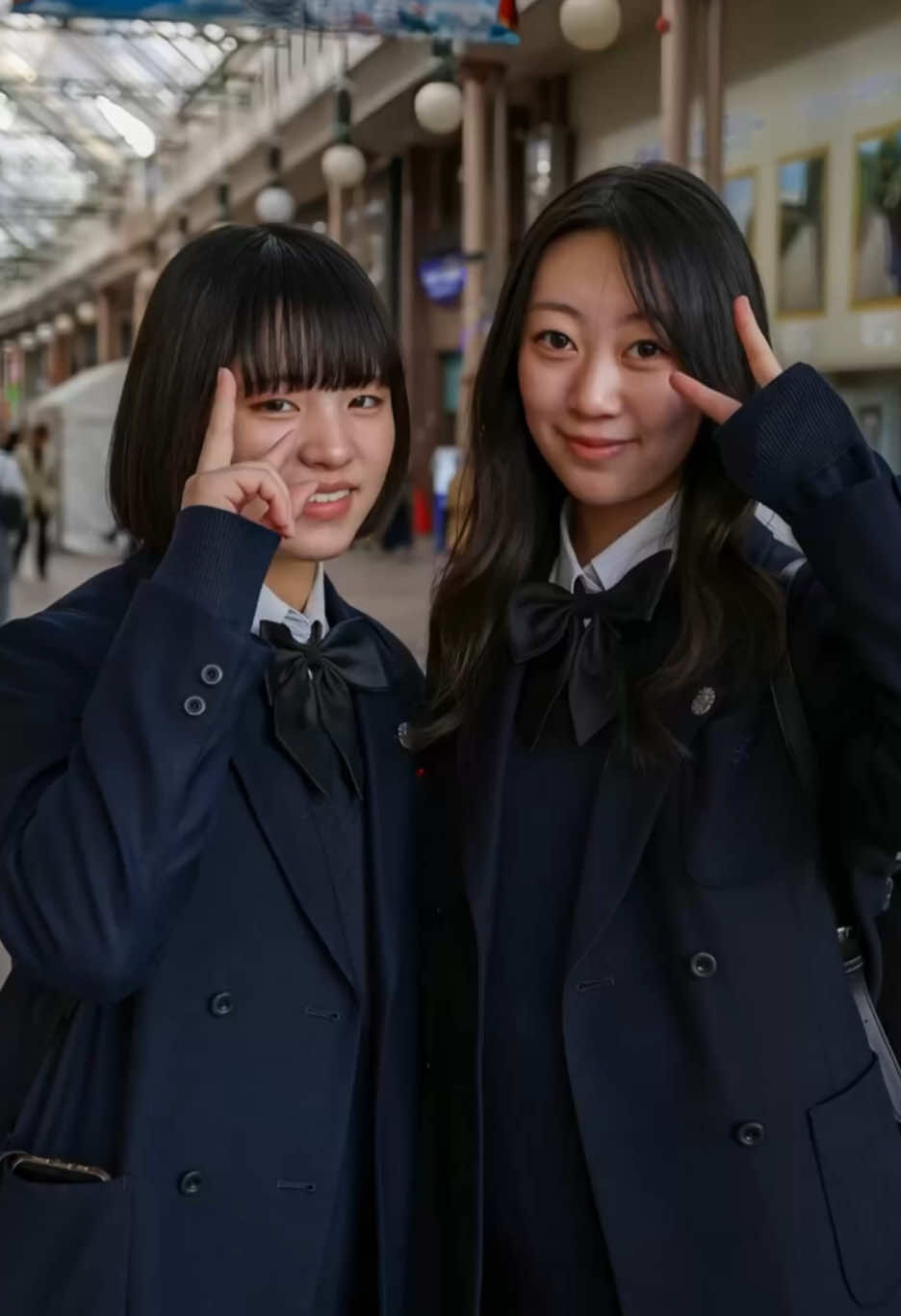 修学旅行はどこに行きましたか？ 長崎でのストリートスナップで浜んまちアーケードを歩いていたら美味しそうな物を食べていた女子高生を見かけたのでお声がけしました。 長崎の美味しい食べ物コメ欄で教えてほしいです！ The famous souvenir from Nagasaki is castella. #streetphotography #jk  #長崎 #ストリートスナップ 