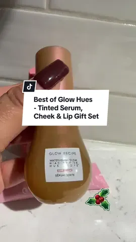 Best of Glow Hues - Tinted Serum, Cheek & Lip Gift Set - Tu piel merece ese brillo saludable 🌷 Este Glow Recipe Best of Glow Hues Set trae todo lo necesario para lucir radiante sin filtros: Tinted Serum: hidrata y da un toque de color natural.                             Rubor líquido: ese efecto “me sonrojé naturalmente” Lip balm: labios suaves y con brillo jugoso Ideal para piel cansada, sin color o seca! 🎁 Perfecto para regalar o prepararte para las fiestas. Disponible por tiempo limitado! Agrega el tuyo antes que se agoten 💕@Glow Recipe #PielRadiante #BrilloNatural #tiktokshopblackfriday #tiktokshopcybermonday #glowrecipe 