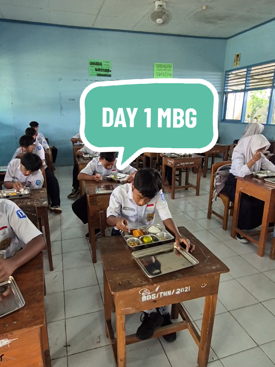 Hari ini, Senin 10 November 2025 SMP Negeri 2 Polokarto mulai menerima Makan Bergizi Gratis yang di distribusikan oleh Satuan Pelayanan Pemenuhan Gizi @SPPG BAKALAN-POLOKARTO  Seluruh Siswa sangat antusias dan bersemangat dengan program Makan Bergizi Gratis oleh Badan Gizi Nasional. 🏫 SMP NEGERI 2 POLOKARTO 🥇 Taqwa, Cerdas, Berkarakter Mulia dan Berbudaya Lingkungan 🏅 📍G-Maps: SMP Negeri 2 Polokarto #smpn2polokarto #makanbergizigratis #anakindonesiahebat 