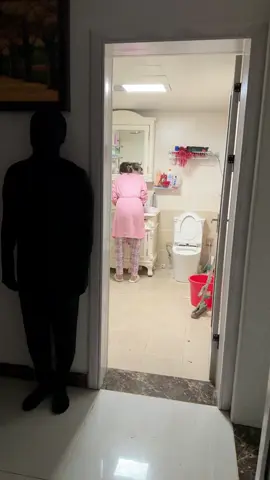 When my girlfriend was washing her face, I gave her a fright.