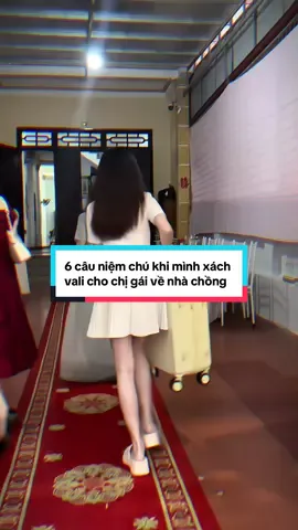 1. Độc thân, là người cô dâu tin tưởng 2. Không được quay đầu 3. Không để vali chạm đất 4. Giữ vali, không được truyền tay 5. Lên oto phải để vali gần mình hoặc đặt lên đùi 6. Xách vali bằng 2 tay 7. Cứ thế từ nhà cô dâu đến nhà trai đi thằng vào phòng cô dâu chú rể và đặt vào 1 góc của phòng ⏳ Lúc ấy cảm xúc rất khó tả! Em vừa mừng cho chị, vừa cảm thấy như mình đã bị mất đi một điều gì đó thật thân thuộc. Có lẽ vì em đã quen với hình ảnh chị khi cùng sẻ chia trò chuyện. Hôm nay, giữa bao người thân và bạn bè, anh chị đã chính thức viết nên chương mới của cuộc đời. Mong rằng tình yêu này sẽ luôn được vun đắp bằng sự thấu hiểu, nhẫn nại và niềm tin. Để dù bao năm trôi qua, vẫn luôn nhìn nhau bằng ánh mắt của ngày đầu. 👰‍♀️💍🤵 #cưới #cươisng #xuhuong #viral #fyp 