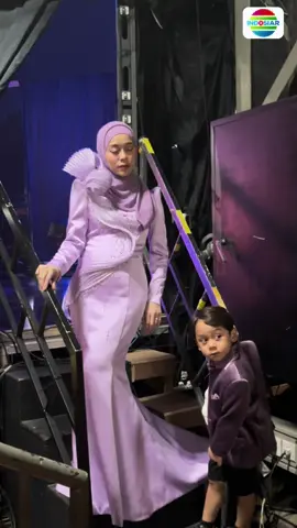 Gemes bangett! Abang L ikutan bergaya liat Bunda @Lesti Kejora lagi foto-foto di backstage Malam Puncak Anugerah Lembaga Sensor Film 2025 kemarin🤩🤩 #Indosiar #AnugerahLSF2025Indosiar 