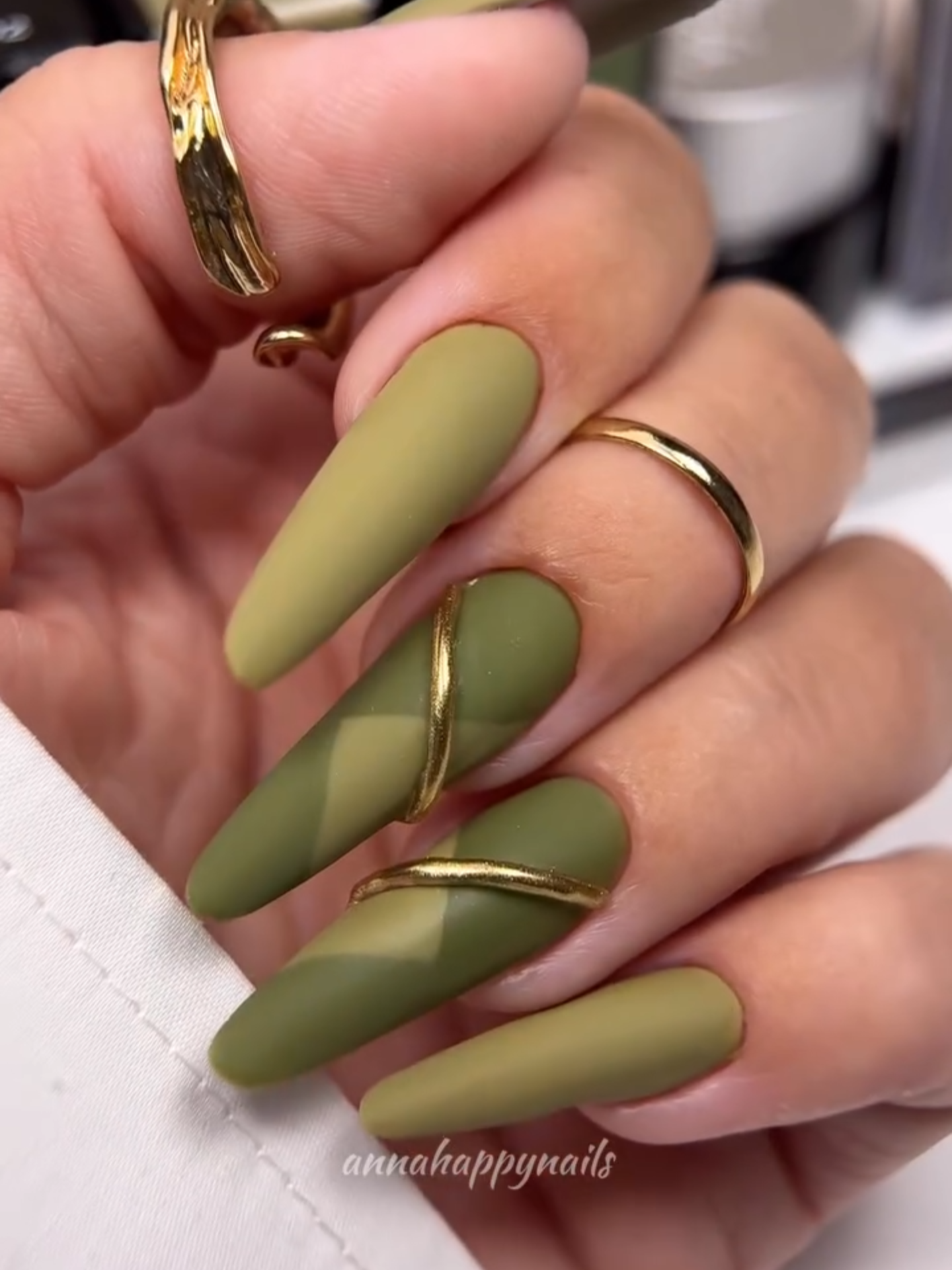 Eleganță măslinie 💚 Materiale Gel Polish Olive Gel Polish Military Top Coat Frozen Top Coat Pure Tip Gel Clear Nail #reforma #reformabeautysystems #nailtech #reformanails #nailproducts #acrylicgel #ivorycoast #nailinspiration #fallnails #gelpolish #mimonabeauty
