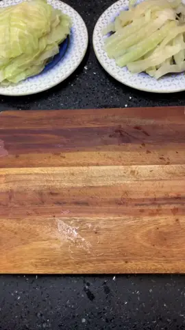 ملفوف بقدر الضغط رز مصري مغسول ومنقوع. لحمة مفرومة بهارات فلفل اسود ... رشة بسيطه كمون .. نعناع ناشف دبس رمان ) ممكن نستغني عنه زيت زيتون ملح نخلطهم مع بعض وبنحشي الملفوف فيها المرقه الي طبخت فيها الملفوف. يابس وماي مغليه ملعقتين معجون طماطم وبودره بديل مرقه الدجاج ونعناع بعد ما نضيف المرقه ويغلي الملفوف بنتأكد من الملح اذا بحاجه نضيف او لا وبعدها بنضغط الطنجره نص ساعه ( طلع معي الملفوف ذايب  ن عند ما استوى الملفوف اضفته عصير ليمون ودبس رمان ( هذه الخطوه اختياريه ) وبالعافيه