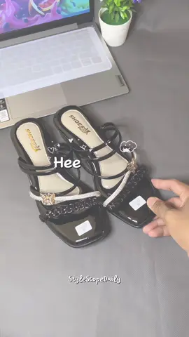 Lengkapi gayamu dengan Hils Sandal Heels Putry 💕 Desain elegan dengan sentuhan rantai dan detail kupu-kupu yang manis 🦋 Nyaman dipakai, cocok untuk acara formal maupun santai #HeelsCantik #SandalWanita #HeelsElegan #FashionCewek #ootdwanita 
