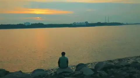 অনেক মানুষের ভিড়ে থেকেও নিজেকে খুব একা লাগছে 😥