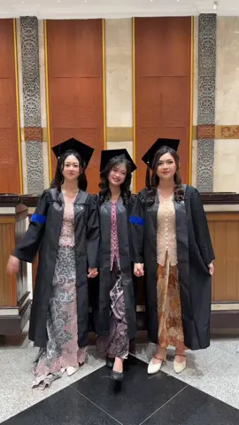 4 years strong, day one till grad!! 👩‍🎓🩷 @san @Ellia 