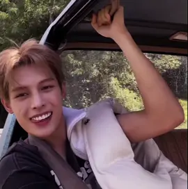 “东风旋律，轻吟柔曼， 沁入心扉，却不解其言。 君如画中仙，貌若天成， 仰望千遍，终不可得。” “Khúc nhạc gió Đông khẽ ngân dịu vợi, Thấm vào tim mà chẳng hiểu lời ai. Chàng như tiên vẽ giữa tranh tài, Ngước nhìn mãi… vẫn không thể chạm tới” #james #cortis 