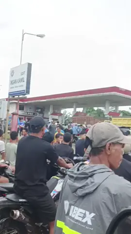 Kepada para pemangku kebijakan, Kondisi kelangkaan BBM yang terjadi saat ini bukan hanya sekadar persoalan ekonomi, namun menyentuh kebutuhan dasar masyarakat. Kami memohon agar langkah nyata segera diambil. Masyarakat membutuhkan kepastian, bukan janji. Kami berharap kebijakan yang dikeluarkan berpihak kepada rakyat banyak, terutama yang bergantung pada BBM untuk bekerja dan mencari nafkah.#mukomuko @gerindra @purbayayudhis 