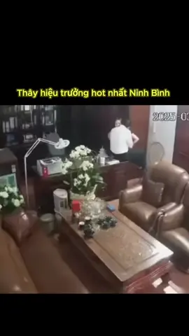 Cả thị trấn Yên Định, rồi tới cả huyện Hải Hậu mấy ngày qua hướng về thầy Đạt trường THPT Tô Hiến Thành. Hôm nay thì rộng hơn rồi, cả nước hướng về thầy nhân ngày 20.11. Haizz