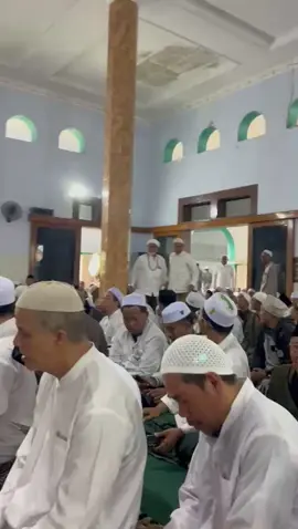 #MAHA_GURU  Abuya Ali Karrar shinhaji ziarah Akbar  ke makam Habib Ahmad bin Soleh Al_haddar di serambi winongan pasuruan