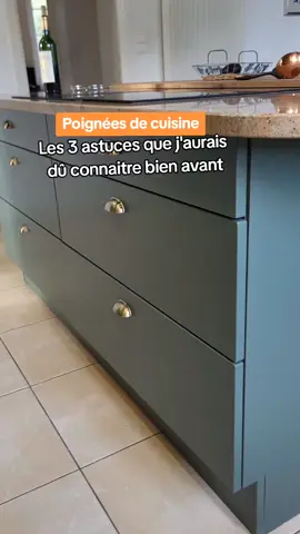 Enregistre et Abonne-toi pour plus tard !  Les 3 astuces à ne pas oublier pour installer tes poignées de portes et tiroirs facilement et sans tout défoncer. #cuisine #rénovation #astuce #DIY