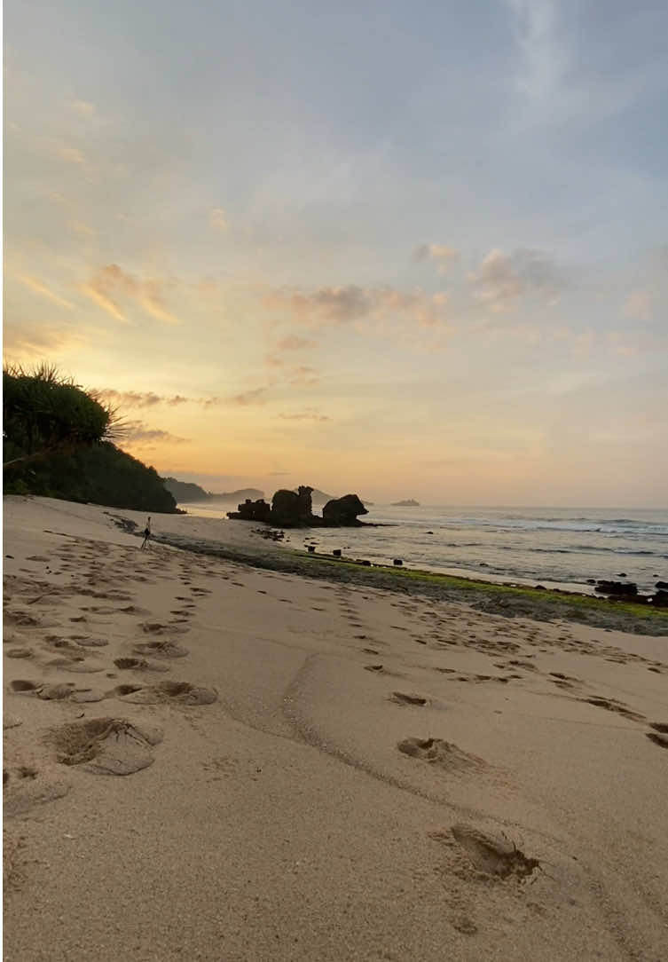 Novemberpertualang @dhemy🌷 #malang #pantaimalang #jlsmalangselatan #selok #beach 