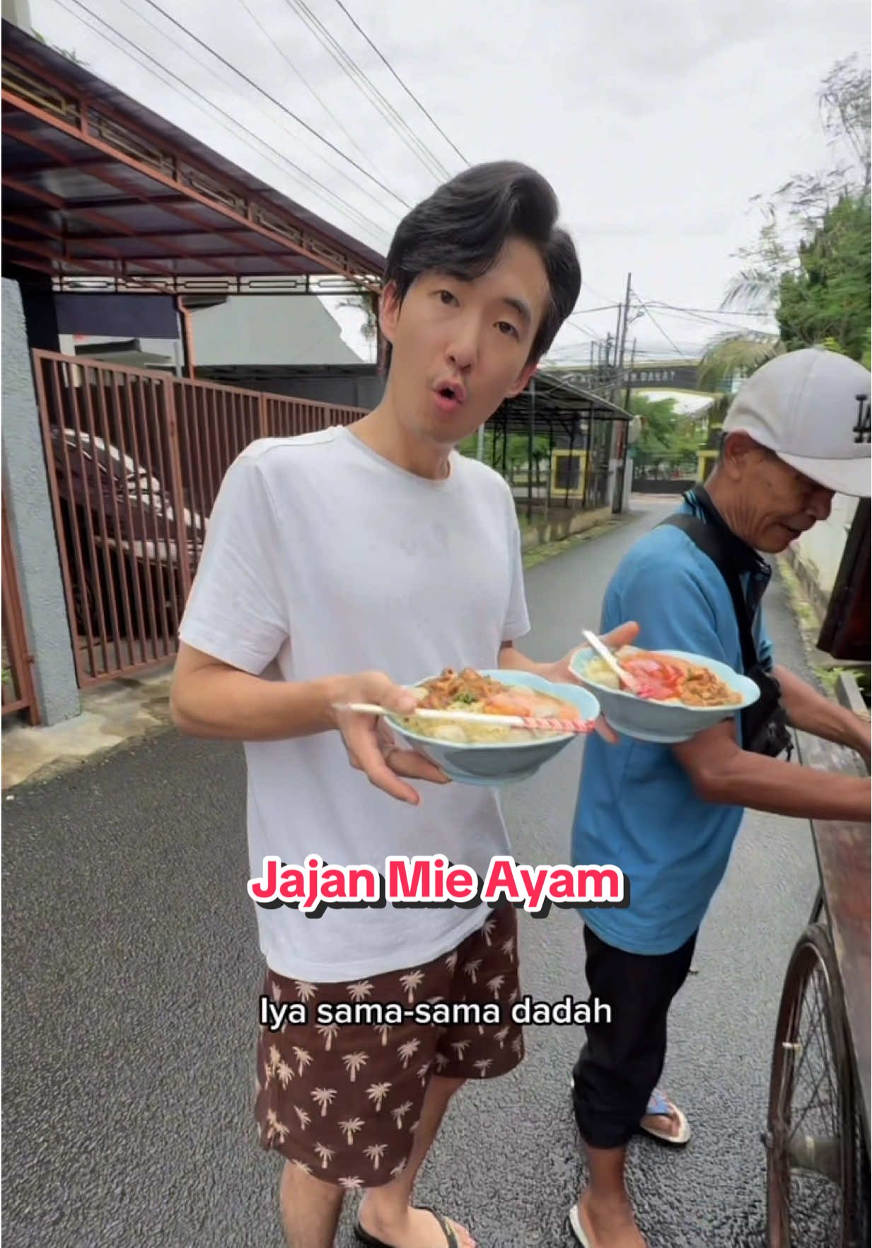 Akal-akalan Omkim minta ridho jajan, padahal dia lagi ngidam yg dimakan Rose Blackpink 🍢🍚 tapi Mie Ayam Pakde enaaak banget loh 👍 #kimdea #omkimdea #koreanindonesiancouple 