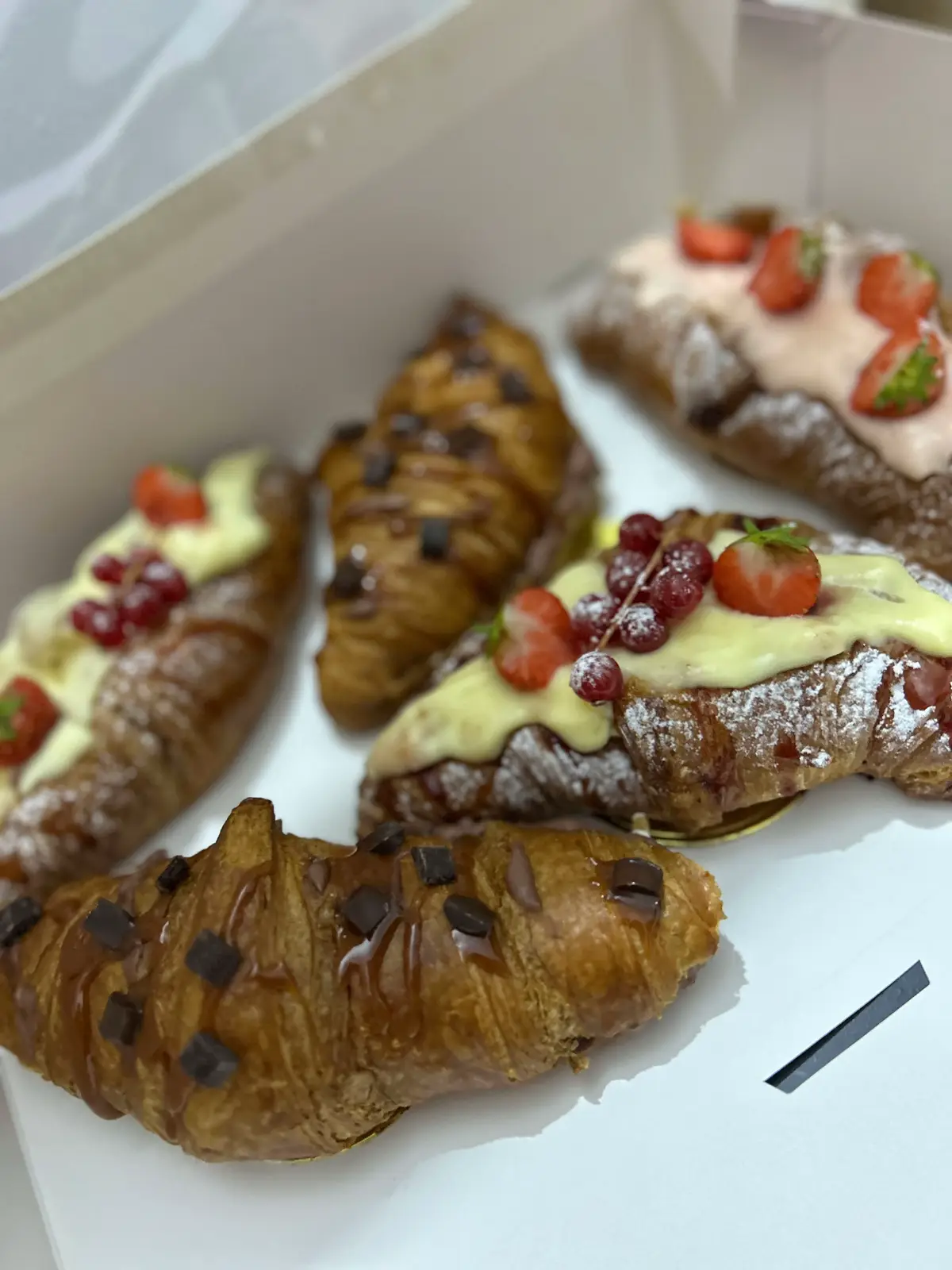 Cele mai delicioase croissante! Cu cremă fină de vanilie, ciocolată, căpșuni și caramel! ❤️ #fyp #croissant #thebest #tik_tok 