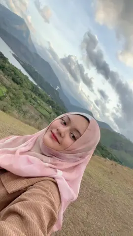 Mendaki Bukit Cinta, pulang dengan cinta pada diri sendiri.🇮🇩 #bukitcinta #medan #indonesia #danautoba 