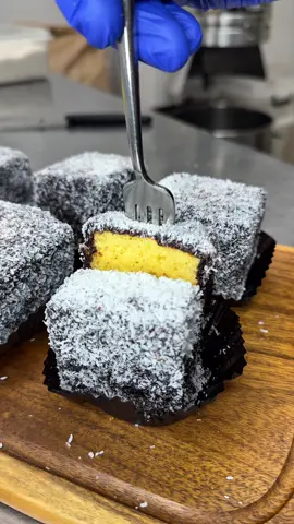 もふもふのチョコココナッツケーキ！ ラミントン 600円 スポンジ生地にラズベリージャムをたっぷり塗ってサンドしてチョココーティング🍫 ココナッツをまぶしてふわふわの仕上がりの絶品オーストラリアの伝統菓子！ 🍚店名: Selichiro,NISHIZONO 住所：大阪府大阪市西区京町堀1-14-28 最寄駅: 四ツ橋駅から徒歩5分 営業時間:11:00〜19:00 定休日：水曜日 #大阪グルメ#Japanesefood#tiktokfood