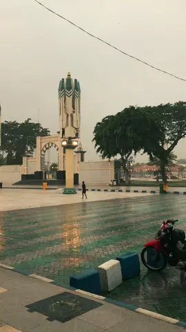 Vibes Alun-alun Pasuruan saat hujan MasyaAllah✨🍃 #alunalunpasuruan #kotamadinah  #pasuruan #cafepasuruan #shelter 