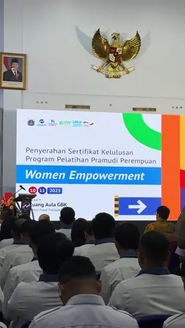 Bangga melihat hadirnya Transjakarta Academy, dan lebih bangga lagi karena ada 15 perempuan yang berhasil menjadi pramudi bus Transjakarta.🔥 Sebuah bukti bahwa profesi tidak punya gender dan kesempatan selalu terbuka bagi siapa pun yang mau berjuang. Pemerintah Jakarta akan terus membangun lingkungan kerja yang setara dan inklusif, di mana setiap orang bisa berkembang tanpa batasan. #pramonoanung 