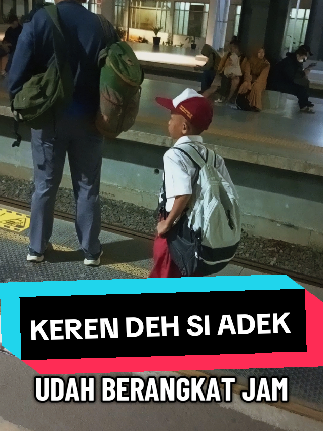 Adek Anak SD klender 04  keren dach salut 👍🏻💪 #anak #anaksd #anaksekolah #krlcommuterline #tanahabang 