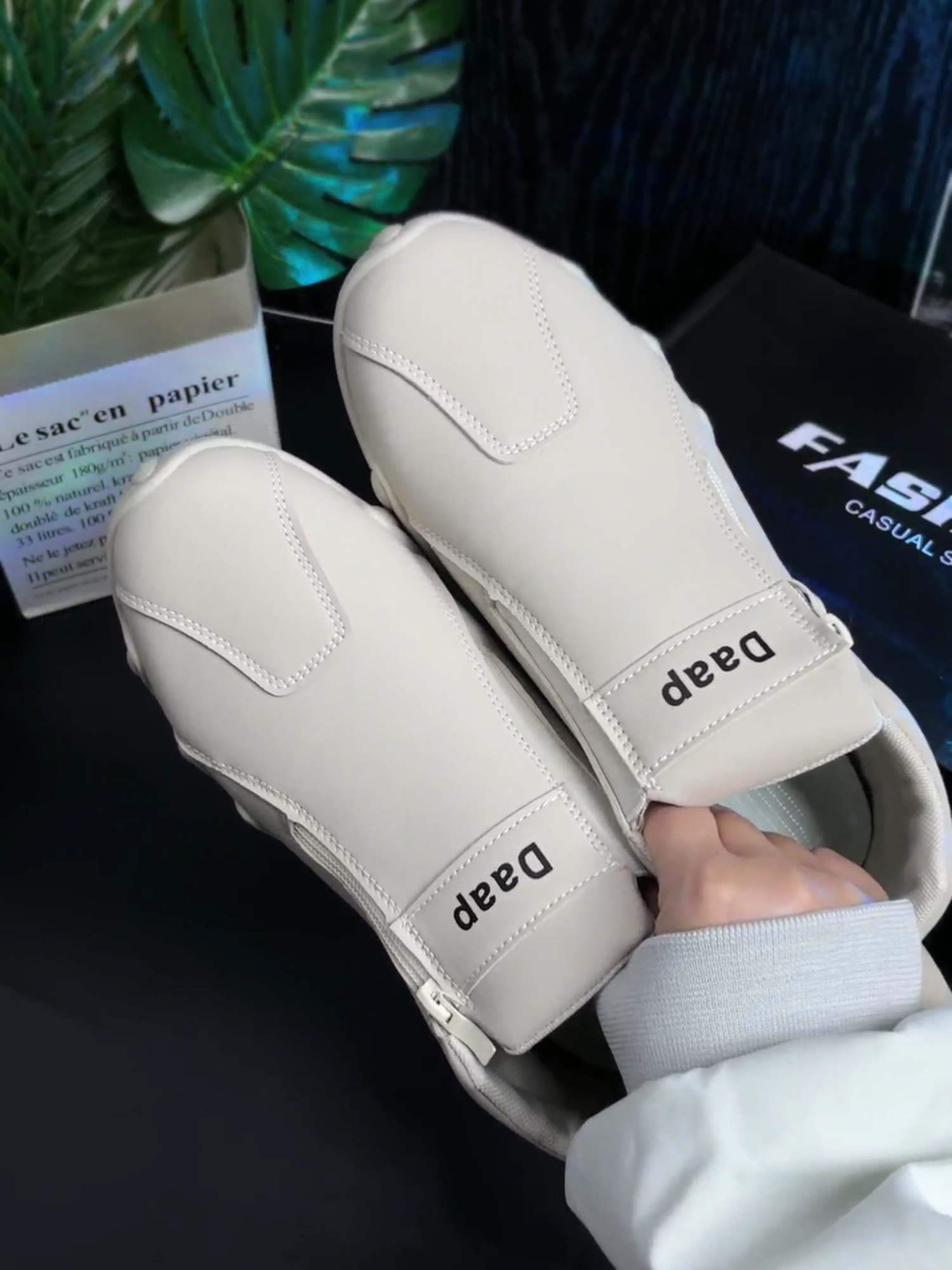 Kemahiran yang teliti mempamerkan cita rasa yang luar biasa dalam setiap perincian.#KasutKulit #KasutKasual #KasutBaharu #TopikLaris #Trend #ShoeRecommendations #coolshoes #popular #fypシ゚ #Affordableprice #Kasut