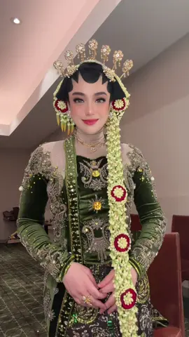 Nyuwun pangapunten menawi wonten kirangipun… mugi kenging kersa ndeleng film Danyang Wingit Jumat Kliwon tanggal 20 November 2025 wonten ing bioskop 🙏😇 #danyangwingit #danyangwingitjumatkliwon #celine #celineevangelista #film #wayangkulit #fyp #fy #cinema 