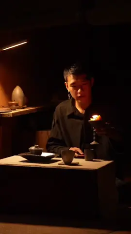 Bạn phải có phúc đức rất lớn mới gặp được người có thể thức tỉnh bạn. Phúc đức lớn hơn là ở chỗ, khi họ chỉ ra sự thật, vạch trần điểm mù của bạn, thậm chí dùng những lời lẽ sắc bén làm tổn thương bạn, bạn đã không quay lưng bỏ chạy, mà chọn dừng lại để đối diện, phản tỉnh bản thân, và sửa chữa những gì cần sửa chữa. Điều này cần có lòng dũng cảm, và càng không thể thiếu đi căn lành (thiện căn) sâu sắc. Mọi người thường tự nhốt mình trong sự tự huyễn hoặc, khát khao được người khác khẳng định, được người khác công nhận. Một khi bị phê bình chỉ trích, họ thường phản ứng bằng cách chạy trốn hoặc trốn tránh. Nhưng sự trưởng thành thực sự lại ẩn chứa trong những khoảnh khắc bất an đó. Những lời nói có thể thức tỉnh bạn, có thể trực tiếp hoặc nghiêm khắc, nhưng chúng đều là sự thể hiện của trí tuệ. Nếu bạn có thể tiếp nhận, thậm chí sẵn lòng làm theo, điều đó chứng tỏ nội tâm bạn có đủ không gian để dung nạp. Bản thân điều này đã là một loại phúc đức sâu sắc. Thế gian không thiếu những lời lẽ đạo lý, cái thiếu là lòng tin sâu sắc và dũng khí để thực hành. Buông bỏ kiêu ngạo, phòng vệ, mở lòng ra, ngay cả những lời nói cay nghiệt cũng có thể nhìn thấy được lòng từ bi trong đó. Tu hành không phải là để người khác nhìn, mà là để có được sự tỉnh táo và kiên định trong nội tâm. Người có thể nghe lời khuyên dạy và thực hành theo thì mới là người có phúc báo lớn. Khi chúng ta bị tác động, nếu có thể giữ được sự bình thản (bất động), không trốn tránh, không mê mờ, mà vẫn có thể nhìn lại bản thân, điều chỉnh và tiến về phía trước, đó đã là khởi điểm thực sự của sự giải thoát. Mong bạn trân trọng những duyên phận như vậy, và cũng là để tích lũy những phúc đức như vậy. #thien #chualanh #annhientutai #uongtradi 